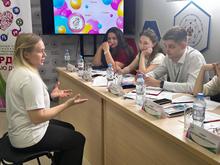 отвечает на вопросы