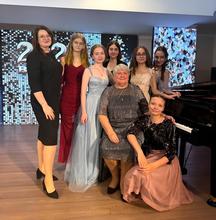 Денисова О. и Зуева А.  с выпускниками